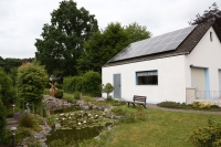 Die 26 Quadratmeter große Photovoltaikanlage auf dem Garagendach produziert rund 4.000 Kilowattstunden Solarstrom pro Jahr – den nutzt die Familie nicht nur für die typischen Stromverbraucher im Haus, sondern unterstützt damit über Power-to-Heat auch die Heizung.<br />Bild: IWO<br />