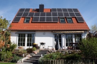 Fördern statt Verunsichern / Sonnenstrom für die Wärmeversorgung: Die Verknüpfung von Photovoltaik-Anlagen mit modernen Ölheizungen ist<br />eine Option für die Wärmewende. Weiterer Text über ots und<br />www.presseportal.de/nr/57722.<br />Bild: obs/IWO Institut für Wärme und Oeltechnik