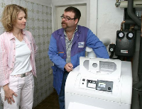 Hohe Energiepreise machen eine Heizungserneuerung noch lohnender. Ein effizientes Öl-Brennwertgerät verbraucht bis zu 30 Prozent weniger Heizöl als ein veralteter Heizkessel
