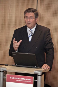„Die Versorgung mit Heizöl ist auch in der Zukunft sicher“, betonte Dr. Klaus Picard vom Mineralölwirtschaftsverband. Hohe bestätigte Ölreserven, eine immer bessere Ausbeute von Öllagerstätten durch technischen Fortschritt und die vielfältige Ölversorgungsströme sind hierfür wichtige Belege. 