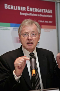"Die schnellste, beste und effizienteste Möglichkeit, CO2 zu reduzieren ist die moderne Brennwerttechnik in Verbindung mit Solarthermie und mittelfristig die Beimischung von Biokomponenten zum Heizöl“, betonte Dr. Heinrich-Hermann Schulte von der BBT Thermotechnik GmbH. 