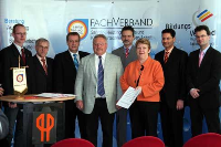 (V.l.) Torsten Kiel (Landesinnungsverband Schornsteinfegerhandwerk),  Dr. Andreas Busch (IWO), Uwe Vorwerk (MHV), Joachim Eulenstein (SHK-Fachverband), Horst Gohling (MHV),  Petra Wernicke (Umweltministerin) Adrian Willig (IWO) und Christoph Bender (MWV) unterzeichneten die Gemeinsame Erklärung für Öl-Brennwerttechnik und schwefelarmes Heizöl in Sachsen-Anhalt. Foto: Ministerium für Umwelt und Landwirtschaft Sachsen-Anhalt.