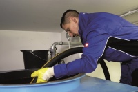 Vor der Tankreinigung muss der Tank leer gepumpt werden. Am besten lässt man den Tank reinigen, wenn der Heizölvorrat möglichst weit aufgebraucht ist und kleine Heizöl-Restmengen entsorgt werden können.<br />Bild: IWO
