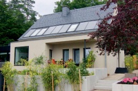 Das sanierte Gebäude unterschreitet die Effizienz-Anforderungen eines vergleichbaren Neubaus um 15 Prozent. Neben der energetischen Qualität<br />bewertete die Wettbewerbsjury auch die architektonische Umsetzung als vorbildlich, beispielsweise die in das Dach integrierten Solarkollektoren.<br />