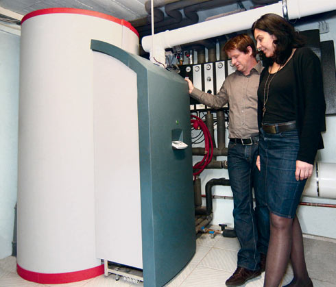 Ein 650-Liter-Schichtenspeicher bevorratet die von...