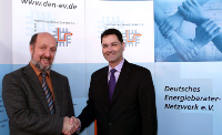 Hermann J. Dannecker (links), Vorstand des Deutschen Energieberater-Netzwerks e.V. (DEN) und Adrian Willig, Leiter Marketing und Betreuung Marktpartner beim Institut für wirtschaftliche Oelheizung e.V. (IWO) besiegeln die stärkere Zusammenarbeit bei der Beratung von Hauseigentümern zur energetischen Gebäudesanierung. Foto: REECO GmbH/IWO