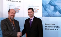 Hermann J. Dannecker (links), Vorstand des Deutschen.......