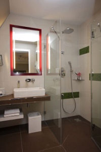 Komplettiert wird die Ausstattung durch Regenbrausen und Brausekombinationen der Ideal Standard Kollektion SENSES. Foto: Ideal Standard