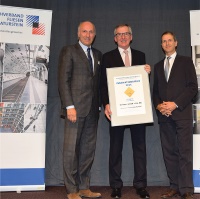 <b>Ausgezeichnet:</b> FFN-Vorsitzender Karl-Hans Körner (links) und FFN-Geschäftsführer Rudolf Voos (rechts) überreichen Johannes Dallmer die Urkunde zum Innovationspreis 2015 des Fachverbands Fliesen und Naturstein.