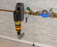 Moderne Technik bietet wirkungsvollen Schutz vor kostspieligen Wasserschäden. Familie Schaaf entschied sich für den Einbau der Leckageschutzarmatur SYR Safe-T, die kontinuierlich den Wasserverbrauch überwacht und bei Überschreitung vorab definierter Werte die Installation automatisch absperrt. 