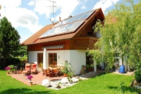 Den Wunsch nach umweltbewusstem und energiesparendem Bauen hat Familie Wienkoop bei ihrem renovierten Eigenheim mit einer Solarthermieanlage in die Tat umgesetzt.Foto: INTERSOL Solarthermie