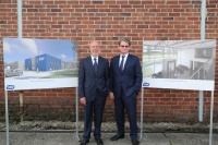Die SYR Hans Sasserath GmbH & Co. KG erweitert ihren Standort, um dem Markt auch zukünftige höchste Qualität bieten zu können. Die Firmenspitze (links im Bild Harald Sasserath – Inhaber und Sohn von Firmengründer Hans Sasserath, rechts im Bild Geschäftsführer Willi Hecking) präsentiert die Entwürfe der Standorterweiterung. Bild: SYR <br />