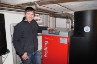 Boris Jungbauer aus Ansbach/Mittelfranken hat 2009 seine alte Gasheizung gegen einen Pelletkessel „P4 Pellet“ mit Brennwert-Wärmetauscher von Fröling ausgetauscht. Bild: Fröling
