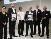Friedhelm Traut, Marketingleiter Junkers Deutschland (3.v.r.),<br />Christian Büttner, Industrial Design Manager Bosch Thermotechnik (4.v.r.), und Georg Grütter (2.v.r.) aus dem Bosch-Projektteam nahmen den Preis bei der Preisverleihung am 14.Oktober in Ludwigsburg von Jürgen Walter, Staatssekretär im Ministerium für Wissenschaft, Forschung und Kunst, Baden-Württemberg, (rechts) entgegen. Ebenfalls auf dem Bild: Christiane Nicolaus, Leiterin Design Center Stuttgart (links) und Sven Lüdicke, Designer bei der Intuity Media Lab GmbH (2.v.l.)