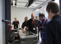 Dipl.-Ing. Ralf Niesmann (m.) veranschaulichte die technischen Details der Klimageräte in den hauseigenen Schulungsräumen.<br />Bild: Mitsubishi
