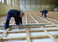Rund 8.400 Meter des Markenkupferrohres „Q-tec“ verarbeitete die Firma Aßmann innerhalb von nur sechs Werktagen. Die Rohre wurden auf Polystyrolplatten zur Wärmedämmung verlegt und per Tackerbefestigungstechnik arretiert. Anschließend wurden die Doppelschwingträger für den flächenelastischen Schwingboden darüber installiert.<br />