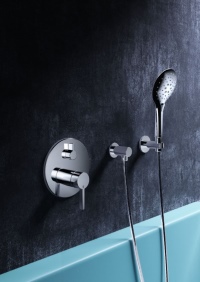 Hingucker an der Wanne: KWC BEVO als Unterputzlösung fügt sich elegant in moderne Badezimmer ein. 