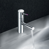 Das im Hebel integrierte LED-Lämpchen visualisiert die Wassertemperatur. Violett steht für lauwarmes Wasser. Fotos KWC