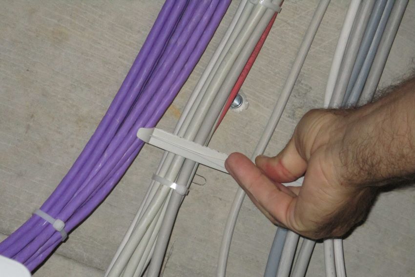 Der Kabelbügel (KB 26) fasst bis zu 26 Mantelleitungen...