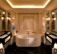 Wahres Schmuckstück der Räumlichkeiten bildet das Badezimmer, welches als Ort der Einkehr und Entspannung mit viel Fingerspitzengefühl kreiert wurde. Wie das gesamte Hotel besticht auch die Badgestaltung durch eine ausgewogene Komposition aus luxuriösen und modernen Stilelementen. Den Blickfang des Raumes bildet die Badewanne Centro Duo Oval aus dem Avantgarde-Segment des Luxusausstatters Kaldewei. Mit puristischer Einfachheit und schlichter Eleganz präsentiert sie sich in diesem Umfeld als edles Element eines stilvollen Innenraumkonzeptes.