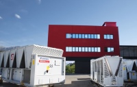 Der Testraum im italienischen Alpago ist rund 1.000 m² groß. Geprüft werden können luftgekühlte Anlagen bis 2.200 kW und wassergekühlte Systeme mit bis zu 4.800 kW Leistung. Dafür stehen in entsprechenden Tanks 760 m³ Wasser zur Verfügung.<br />Bild: Mitsubishi electric