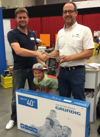 Die Fachhandwerksbetriebe C. Bölter Heizungsbau, Hohenroda und K-Therm S. Kohnen, Winterspelt  freuten sich bspw. für den Verkauf von x-change Wärmepumpe und x-buffer Wärmespeicher über je einen Grundig LCD-TV und eine Rollei Actioncam: Christian Bölter mit Tochter und Kermi-Außendienst Oliver Scherer.
