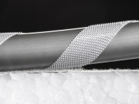 Das Klettband der Rohre verzahnt sich in die Klettfolie der Dämmplatte und sorgt somit für höchste Haltekraft.<br />Bild: Kermi GmbH