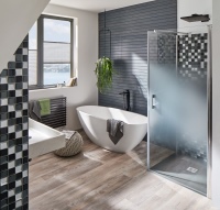 Über den Sonderservice KermiEXTRA wurde PEGA mit dem Dekor Stripe 4 individuell ausgestattet. Eine schicke Lösung, die zugleich Sichtschutz beim Duschen bietet.<br />Bild: Kermi