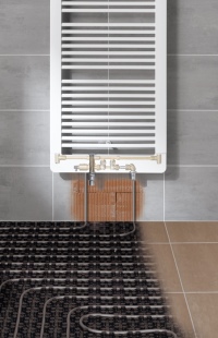 Bei der x-link Anschlussgarnitur für Ventilheizkörper ist die Technik komplett hinter der Heizkörperblende versteckt: Heizkörper Credo-V mit x-net C15 Dünnschichtsystem. 