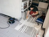 Die Rohrkanäle können schnell und einfach mit dem x-net Heißschneider connect ausgeschnitten werden. (Im Bild: xnet Heißschneider mit einfacher Schneidespitze).<br />Bilder: Kermi<br />