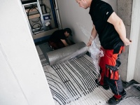 Um aufgrund der zahlreichen Rohrleitung in den Anschlussräumen eine optimale Dämmung zu gewährleisten, wurden in diesem Bereich die Klettrohre der Heizkreis in den Fluren – analog zu den Raum-Zuleitungen – in die x-net connect base Systemplatte eingelassen und abschließend mit dem x-net connect cover bedeckt. Somit ist auch hier eine maximale Wärmedämmung gegeben.