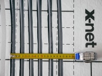 Der erhöhte Trittschallschutz des x-net connect plus Systems ist auch bei enger Anordnung der durchlaufenden<br />Zuleitungen vollumfänglich gegeben.