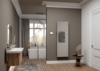 Die Designheizkörper Rubeo und Pateo integrieren sich mit ihrer flächigen, zeitlosen Formensprache in jedes Wohnmilieu. Dem Trend zum Heizen mit PV-Strom entsprechend, sind nun beide Modelle auch als reine Elektro-Varianten mit behaglicher Infrarotwärme erhältlich. Im Bild unten der geradlinige Rubeo-E in neuer Farbe „Grey Gold“, im Bild oben der weich abgerundete Pateo-E in „Glanzsilber Metallic“.<br />Bilder: Kermi