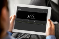 Mit Kermi Smart Home kann der Nutzer über eine Internet-Verbindung die Dienste des Webservers der x-center base ortsunabhängig bedienen – auch die Option der Fernwartung ist gegeben. <br />Möchte der Benutzer den Zugriff nur innerhalb seines Heimnetzwerkes einrichten, kann die x-center base auch ohne Internetverbindung in vollem Funktionsumfang mit den angebundenen Geräten kommunizieren. <br />