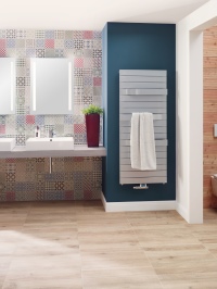 Der Designheizkörper Tabeo verbindet organische mit puristischen Formen und bietet durch die integrierten Handtuchbügel idealen Komfort. Erhältlich sind alle Kermi Designheizkörper in unzähligen Farben – zur dezenten oder markanten Raumintegration.<br />Bild: Kermi