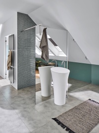Ein wahr gewordener Duschtraum: Die XXL-Duschkabine wurde individuell über den Sonderservice KermiEXTRA konzipiert. Die WALK-IN XS mit Stabilisierung zur Wand ist ausgestattet mit Spiegelglas und kombiniert mit einem PASA Beschlag-Segment mit klarem Glas, angepasst an die Dachschräge. <br />Bild: Kermi
