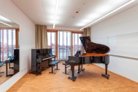 In den verschiedenen Räumen der Berufsschule für Musik wurde das x-net C12 Tackersystem installiert.<br />Bild: Landkreis Deggendorf 