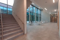 In den Fluren und Übergangsbereichen der Schule kam die Installationslösung x-net connect plus zum Einsatz. <br />Bild: Landkreis Deggendorf