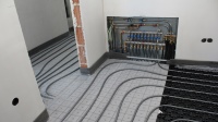 Situation im Objekt: Als Verteiler-Aufstellort wurde ein an den Flur angrenzender Raum gewählt (Abb. oben). Die durchlaufenden Zuleitungen zu allen anderen Räumen sind über x-net connect geführt – der Heizkreis des Raumes überdeckt diese. Im Flur (Abb. unten) ist ein separat regelbarer Heizkreis ausgeführt.