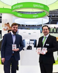 Alle Geräte der x-well Wohnraumlüftung sind durch das Passivhaus Institut zertifiziert. Im Bild: Hr. Jan Vahala (Passivhaus Institut)<br />und Hr. Christian Freundorfer (Produktmanager Wohnraumlüftung Kermi GmbH) mit dem neuen Lüftungsgerät x-well S180 auf der ISH 2017.