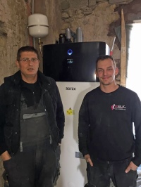 Oliver Keul (links) mit einem Mitarbeiter bei der Installation der HPSU compact Ultra von ROTEX.<br />Bild: Rotex