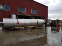 Vor der Auslieferung: Abgasschalldämpfer mit 1,6 m Durchmesser und 7,5 m Länge<br />Bilder: Jeremias Abgassysteme