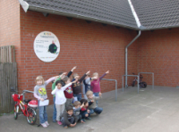 „Da oben soll Sonne hin!“ Die Mäusegruppe der Emmaus-Kita zeigt, wo die neue Solaranlage auf dem Dach installiert wird. Foto: Klimaschutzagentur