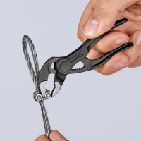 Der schlanke Kopf ermöglicht präzises Arbeiten auch bei wenig Platz.<br />Bild: Knipex