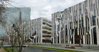 Architektonisches Schmuckstück Kö-Bogen, Düsseldorf. Noch fehlt das Grün in den Einschnitten in der Fassade. Bild: Omnium Technic
