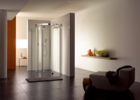 Die innovative Duschabtrennung Koralle S600 für den bodengleichen Einbau ist in vier Varianten –  hier als Viertelkreis mit Schwebetür – und Größen bis zu 4 m² lieferbar.<br />Foto: Koralle Sanitärprodukte GmbH