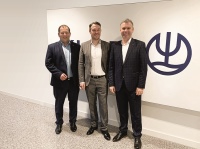 Breiter aufgestellt: Kludi erweitert zum 1. Februar 2020 die Geschäftsleitung des deutschen Vertriebs. Axel Stoiber (l.) verantwortet künftig die Beziehungen zum Sanitärhandel und -handwerk, Flori-an Schindler (r.) führt das Projektge-schäft. Beide berichten an den Sprecher der Geschäftsleitung Deutschland, Se-bastian Biener (Mitte).<br />Bild: Kludi<br />