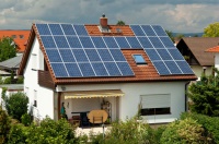 Auf dem Dach montierte Photovoltaikanlagen: Zwei oder fünf Jahre Gewährleistung, das ist die Frage. Bilder: LBS