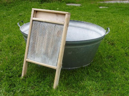 Nicht mehr in Betrieb – Waschbrett und Schüssel. Bild:...