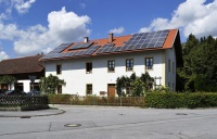 Eine Fotovoltaikanlage auf dem Dach darf keine Mieterhöhung nach sich ziehen. Bild: commons.wikimedia.org © High Contrast (CC BY 3.0 DE)